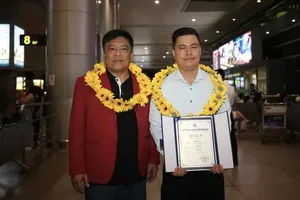 Lại Lý Huynh (phải) là kỳ thủ có nhiều thành tích quốc tế cho cờ tướng Việt Nam. Ảnh: DŨNG PHƯƠNG