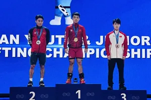 Dương Tuấn Kiệt (giữa) từng giành HCV tại giải cử tạ vô địch trẻ châu Á 2025. Ảnh: NGUYỄN HUY