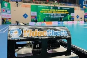 Hệ thống Video Challenge Eyes hỗ trợ tích cực cho trọng tài điều hành giải bóng chuyền vô địch quốc gia. Ảnh: DP