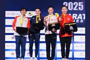 Hoàng Thị Mỹ Tâm (ngoài cùng bên phải) giành HCĐ tại giải đấu. Ảnh: AKF