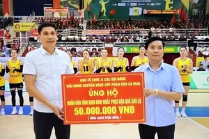 Ban tổ chức đã ủng hộ 50 triệu đồng tới người dân gặp ảnh hưởng vì bão lụt tại Ninh Bình. Ảnh: MINH CHIẾN