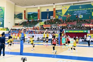 Trận bán kết giữa Binh chủng Thông tin và Ninh Bình đã diễn ra hấp dẫn. Ảnh: MINH CHIẾN