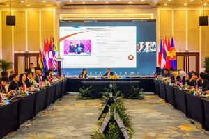 Các đại biểu thảo luận trong phiên họp thứ 3 của SOMS-16. Ảnh: LƯỢNG LƯỢNG