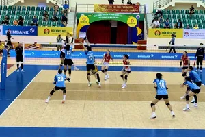 Trận tranh hạng 3 nội dung nữ đã có chiến thắng dành cho đội Binh chủng Thông tin (áo đỏ). Ảnh: MINH CHIẾN