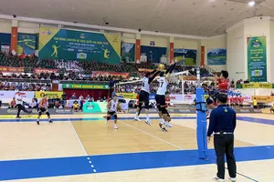Trận chung kết nội dung nam đã diễn ra hấp dẫn tại nhà thi đấu tỉnh Ninh Bình. Ảnh: MINH CHIẾN