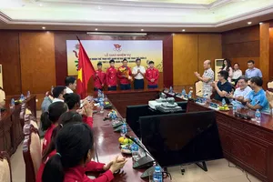 Lãnh đạo Cục TDTT Việt Nam giao nhiệm vụ cho Đoàn thể thao Việt Nam tham dự AYG 2025. Ảnh: MINH CHIẾN