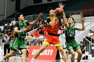 Đội bóng rổ U20 TPHCM (áo xanh) đã giành ngôi vô địch giải đấu năm nay. Ảnh: VBF