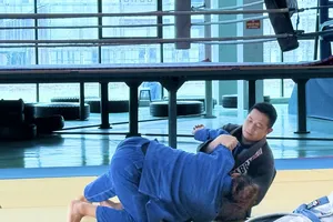 HLV Bùi Đình Tiến chuẩn bị chuyên môn cùng các học trò trước khi sang Thái Lan tham dự giải vô địch thế giới 2025. Ảnh: MINH CHIẾN