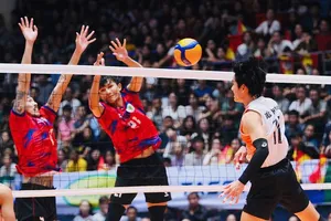 Hàng chắn của đội TPHCM (đỏ) đã hóa giải được các tình huống tấn công của đội chủ nhà Hà Tĩnh. Ảnh: PHƯƠNG THẢO