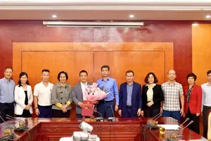 Cục TDTT Việt Nam trao quyết định Chánh văn phòng đối với ông Vũ Xuân Thành. Ảnh: VĂN DUY