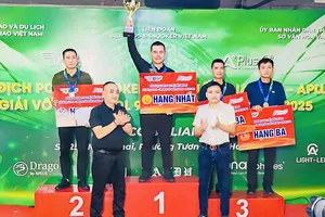 Cơ thủ Nguyễn Nhật Thanh giành HCV cho đội billiards TPHCM tại giải. Ảnh: ĐOÀN TUẤN