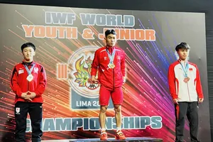 Lực sĩ K'Dương khi thi đấu và giành HCV tại giải vô địch trẻ, thanh thiếu niên thế giới 2025. Ảnh: MINH MINH