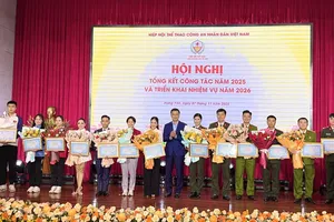 Các cá nhân thể thao đạt thành tích thể thao đã được biểu dương. Ảnh: MINH CHIẾN