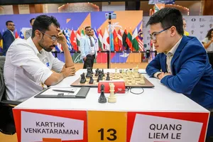 Lê Quang Liêm (phải) đã bị cầm hòa tại trận đầu tiên của vòng 4. Ảnh: FIDE