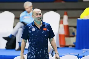 HLV Nguyễn Tuấn Kiệt và ban huấn luyện rất tin tưởng vào sự đoàn kết của tập thể đội tuyển bóng chuyền nữ Việt Nam. Ảnh: AVC