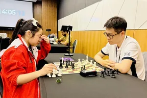 Lê Tuấn Minh (áo trắng) đã thi đấu tại Đại hội thể thao trí tuệ châu Á 2025 và giành HCV cờ nhanh, cờ chớp. Ảnh: NGUYỄN MINH