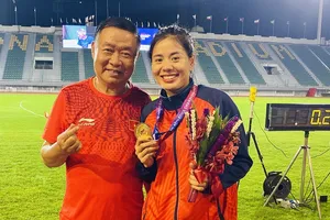 HLV Vũ Ngọc Lợi là người tạo dấu ấn chuyên môn cho cựu tuyển thủ Nguyễn Thị Huyền. Ảnh: MINH CHIẾN