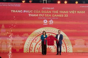 Trưởng đoàn thể thao Việt Nam Nguyễn Hồng Minh đã nhận trang phục chính thức tham dự SEA Games 33-2025. Ảnh: MINH CHIẾN