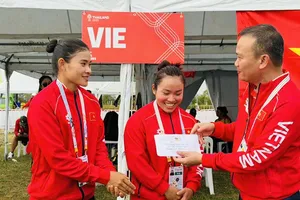 Nguyễn Thị Hương (giữa) và đồng đội được khen thưởng với tấm HCV đầu tiên. Ảnh: DŨNG PHƯƠNG