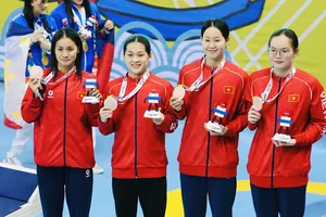 Các tuyển thủ đội tuyển bơi nữ Việt Nam giành HCĐ lịch sử trong nội dung tiếp sức 4x100m tự do. Ảnh: LƯỢNG LƯỢNG