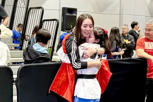 Tuyển thủ Y Bình đã xúc động chung vui với người thân ngay khi giành được HCV. Ảnh: MINH CHIẾN