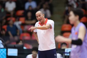 HLV Nguyễn Tuấn Kiệt và các học trò đã toàn thắng tại vòng bảng để góp mặt bán kết. Ảnh: DŨNG PHƯƠNG