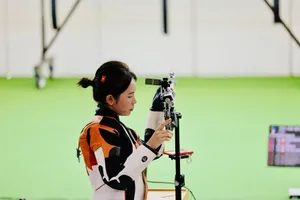 Các xạ thủ nữ của Việt Nam đã tranh tài bài bắn 10m súng trường hơi nữ trong ngày thi đấu 13-12. Ảnh: DŨNG PHƯƠNG