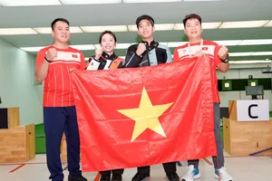 Các HLV đã cổ vũ tinh thần cho học trò giành được tấm HCV đầu tiên ở môn bắn súng. Ảnh: DŨNG PHƯƠNG