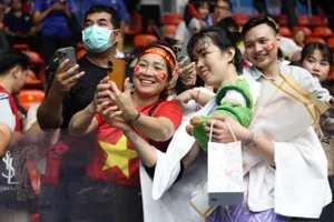 Thanh Thúy được người hâm mộ chụp hình lưu niệm sau trận đấu bán kết. Ảnh: DŨNG PHƯƠNG