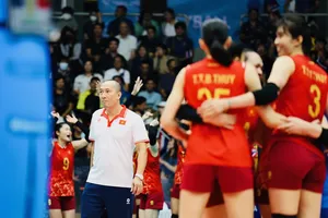 HLV Nguyễn Tuấn Kiệt và các học trò đã chơi cống hiến ở chung kết nhưng lỡ cơ hội vô địch. Ảnh; DŨNG PHƯƠNG