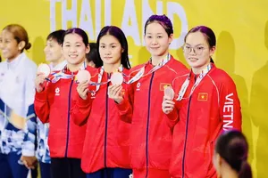 Tấm HCĐ lịch sử ở nội dung tiếp sức 4x100m tự do nữ của đội tuyển bơi Việt Nam. Ảnh: DŨNG PHƯƠNG