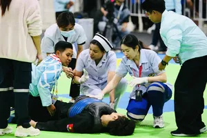 Võ sĩ pencak silat của Việt Nam đã cần sự hỗ trợ của nhân viên y tế. Ảnh: MINH DÂN