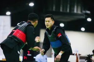 Tấn Sang (xanh) đã có chiến thắng tại trận bán kết. Ảnh: DŨNG PHƯƠNG