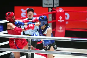 Võ sĩ Nguyễn Thị Phương Hậu (xanh) đã có chiến thắng trước đối thủ. Ảnh: DŨNG PHƯƠNG