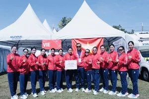 Đội đua thuyền truyền thống nữ Việt Nam giành kết quả HCV tại ngày 19-12. Ảnh: ĐOÀN TTVN