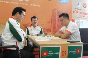 Kỳ thủ Lại Lý Huynh (phải) bắt đầu tranh tài giải đấu tại Đà Nẵng. Ảnh: VXF