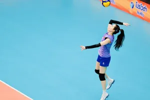 Phụ công Lê Thanh Thúy là người cầm cờ cho Đoàn thể thao Việt Nam tại SEA Games 33-2025. Ảnh: DŨNG PHƯƠNG