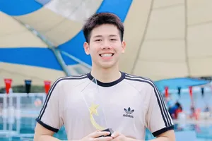 Nguyễn Quang Thuấn đã giành danh hiệu VĐV bơi nam xuất sắc nhất trong giải đấu vừa qua ở TPHCM. Ảnh: Q.THUẤN
