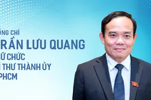 Đồng chí Trần Cẩm Tú trao quyết định cho đồng chí Trần Lưu Quang. Ảnh: VIỆT DŨNG