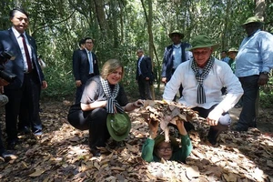 Chủ tịch Hội đồng Nhà nước và Hội đồng Bộ trưởng Cuba Miguel Diaz Canel cùng phu nhân tham quan địa đạo Củ Chi TPHCM