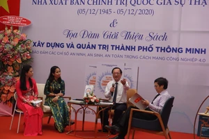 Tọa đàm sách về xây dựng và quản trị thành phố thông minh 