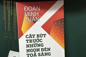 Nhà văn Đoàn Minh Tuấn mừng tuổi 92 với "Cây bút trước những ngọn đèn tỏa sáng"