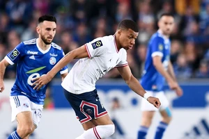 Mbappe tỏa sáng nhưng PSG vẫn mất điểm trước Strasbourg