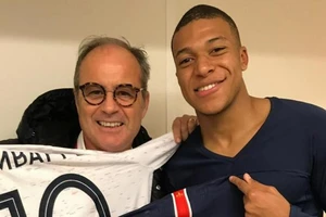 Luis Campos bên cạnh Kylian Mbappe