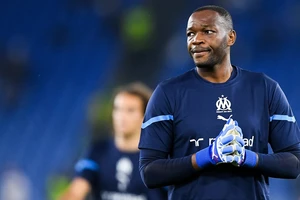 Marseille chia tay huyền thoại Steve Mandanda