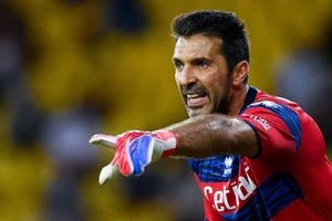 Buffon vẫn bền bỉ tại Parma