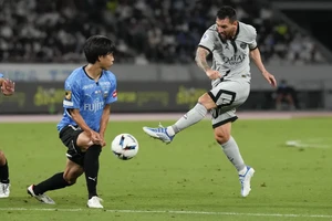 Messi ghi bàn vào lưới Kawasaki Frontale