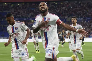 Thủ quân Lacazette tỏa sáng mang về chiến thắng cho Lyon