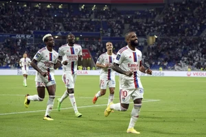 Lyon của Lacazette "đè bẹp" Angers