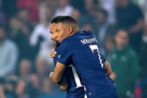 Mbappe ăn mừng bên Neymar